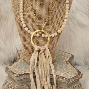 Elegant Cream and Gold Beaded Necklace with Gold Pendant